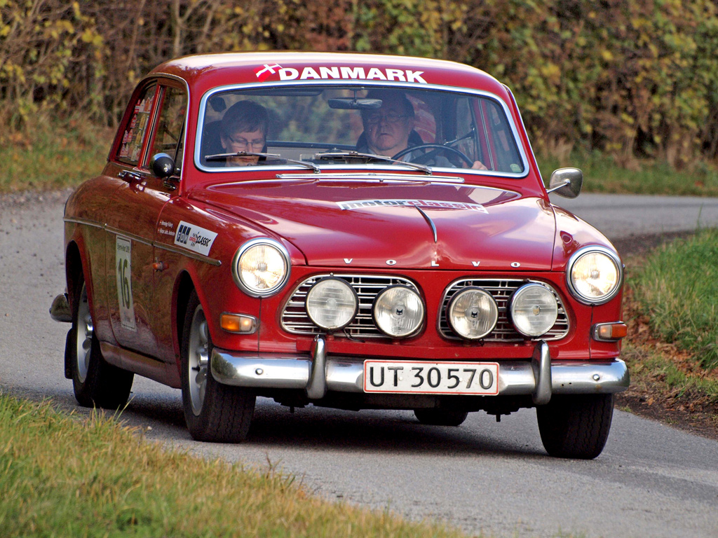 Henning ”Basse” Friborg og Else Friborg sigter efter deres sjette generalsejr i deres Volvo Amazon 123 GT.
(Foto: Åge Keseler Kirketerp)